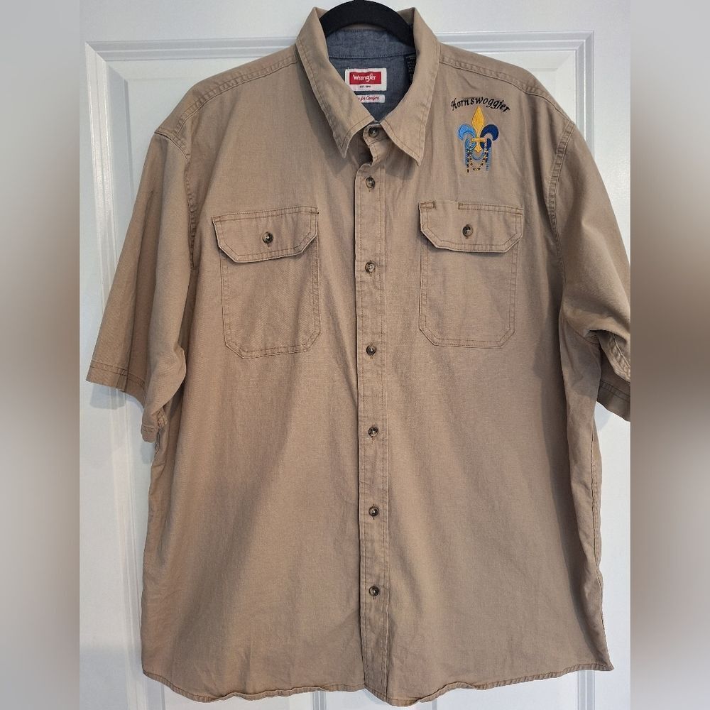 Wrangler Tan button down shirt with embroidery size XL/TG